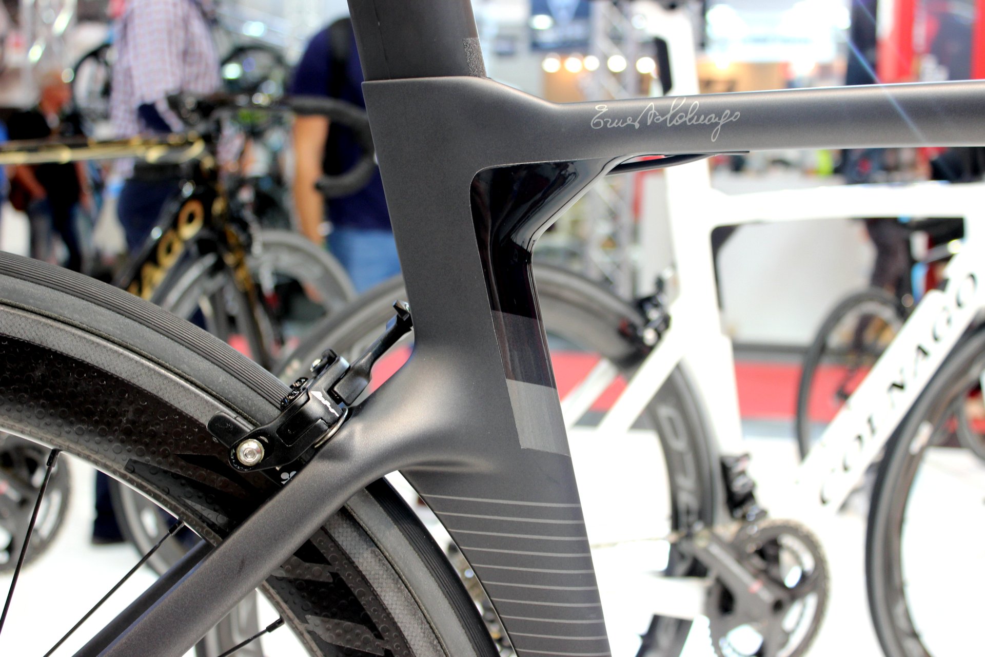 Der Unternehmensgründer Ernesto Colnago ist mit seiner Unterschrift auf dem Oberrohr des Colnago Concept verewigt. (Foto: George Scott / Facotry Media)