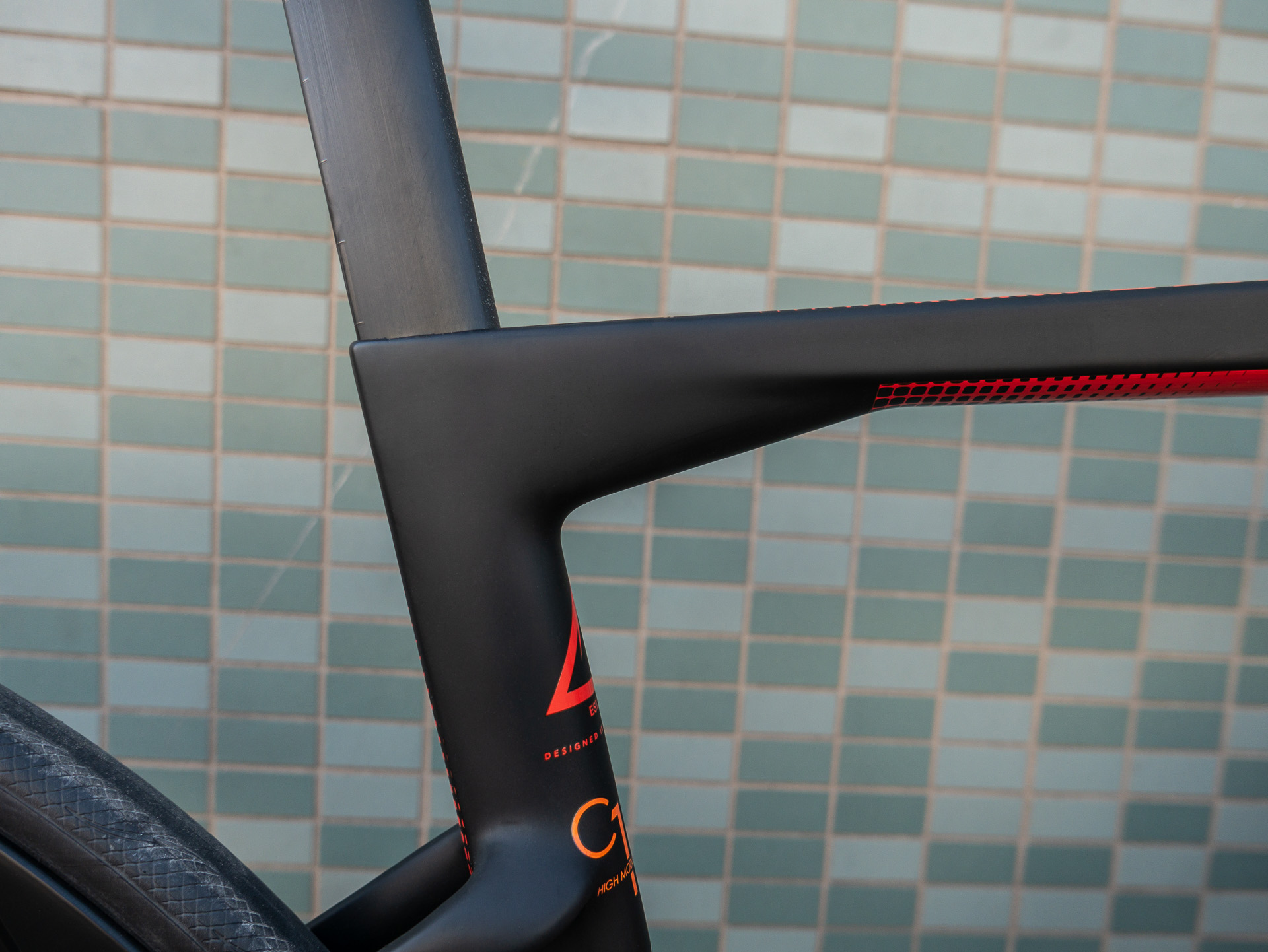 Auch der Bereich der Sattelkleme wird von streng geraden Linien dominiert. In diesem Bild kann man gut erkennen, wie die windabgewandte Seite von Sattelrohr und Sattelstütze endet, als wäre sie flach abgeschnitten. Hinter dieser Fläche entstehen Wirbel, an denen der Fahrtwind entlanggleiten soll.