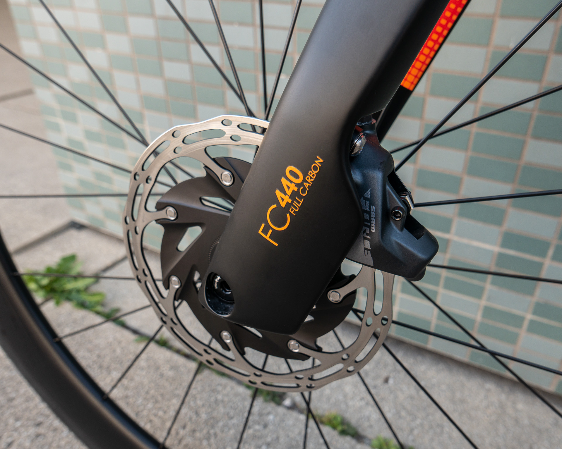 Die FC440-Gabel des Fuji Transonic 2.1 weist eine Ableitfläche auf, die den bei der Fahrt ankommenden Luftstrom über den Bremssattel leitet.