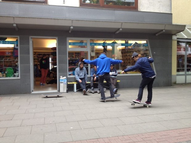 All along the A7 - Unitedskateboardartists und Über Skateboards Tour