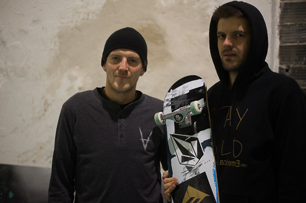 Andi Welther heißt Roland Hirsch im Team willkommen.