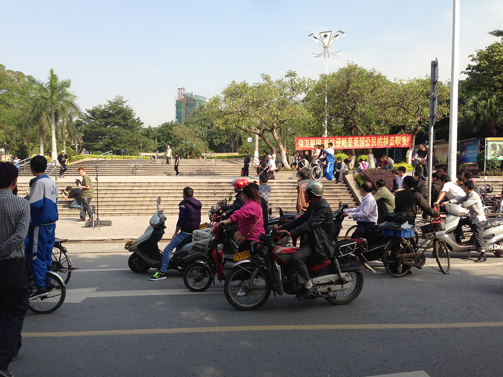 Bester Spot und beste Zuschauer, blockieren die Straße, sodass man entspannt ausfahren kann...