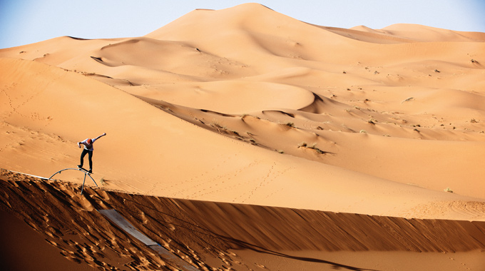 Skateboarding in der Wüste