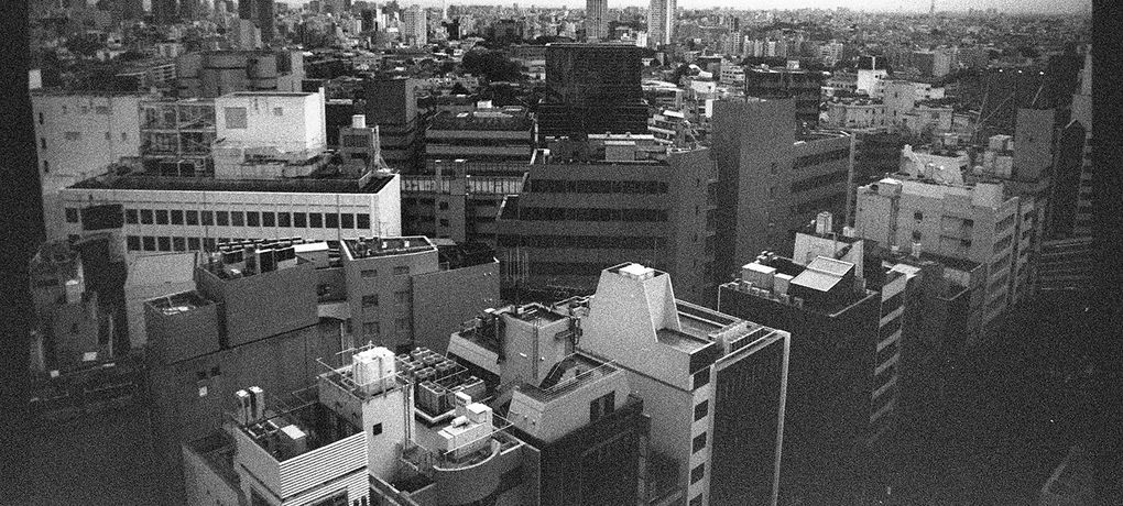 Dächer von Shibuya, im Zentrum von Tokyo, geschossen aus einer der oberen Etagen eines Hauses.