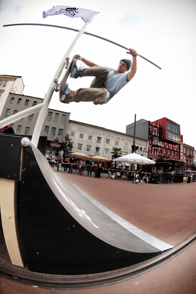 Chris Oliver - Pole Jam to Fakie