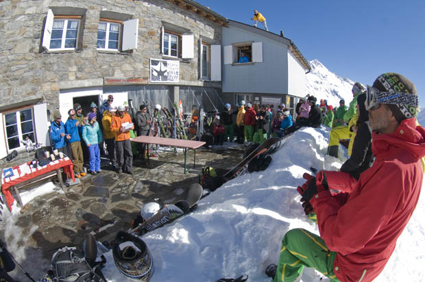 Freerider beobachten die Runs der übrigen Kollegen von der Maighelhütte aus