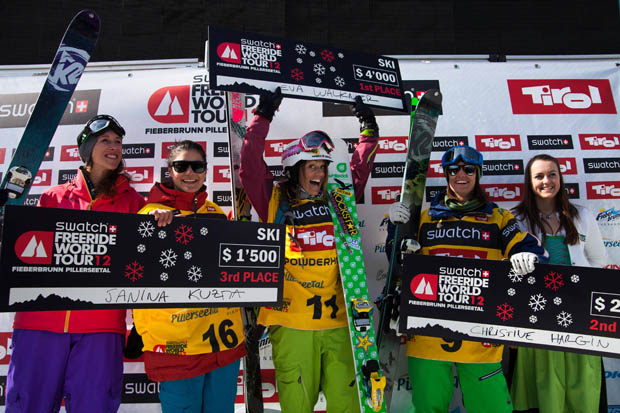 Siegerin Eva walkner posed mit gewinnerscheck
