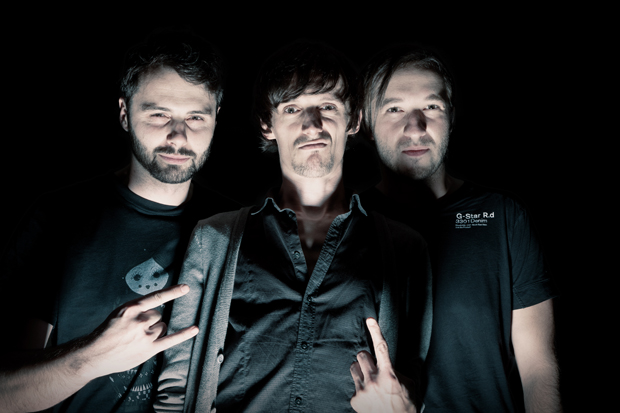 Band_AGTrio_339_670_dark1