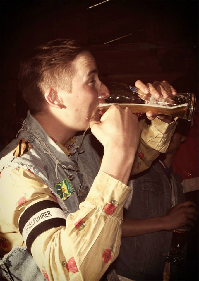 484781_571323716223607_932579051_n