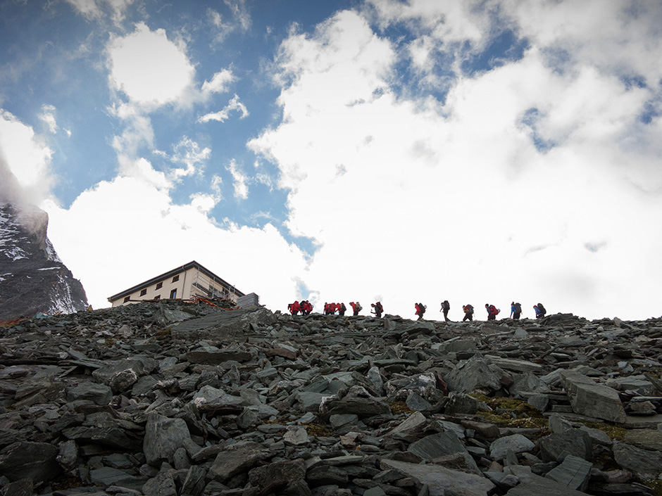 HANDOUT - Ankunft des Keyvisual Teams bei der Hoernlihuette 'im Bau' am Dienstag, 16. September 2014, oberhalb von Zermatt.
(PHOTOPRESS/MAMMUT/PETER ERNI)