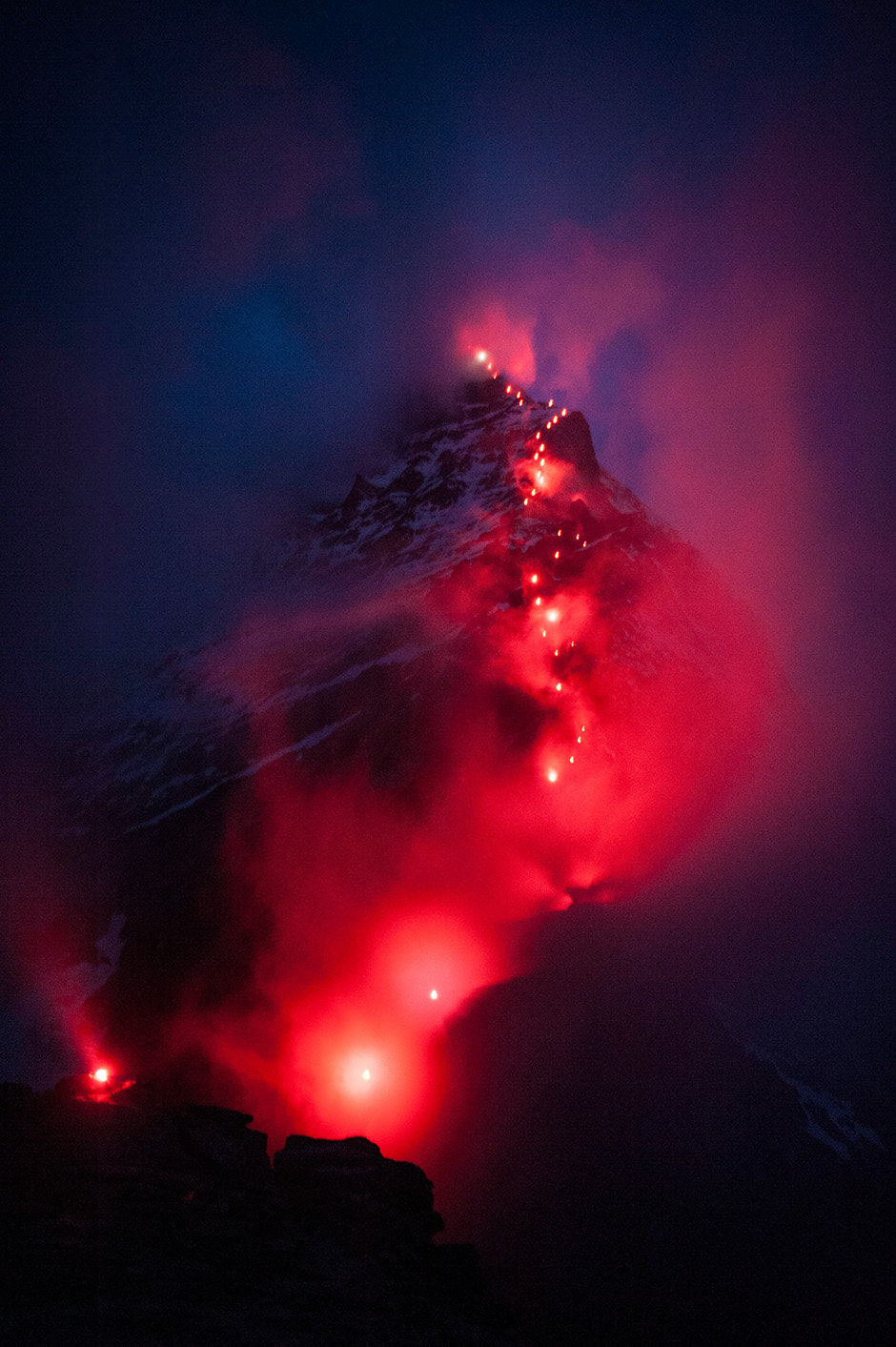HANDOUT - Impression aus der Perspektive der Hoernlihuette waehrend des Keyvisual Shootings. Der Nebel erzeugt eine spektakulaere Atmosphaere am Dienstag, 16. September 2014, oberhalb von Zermatt.
(PHOTOPRESS/MAMMUT/CHRISTIAN GISI)