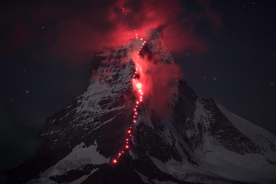 HANDOUT - In Vorbereitung auf die Jubilaeumsfeierlichkeiten zu 150 Jahren Erstbegehung des Matterhorns, zeichnete der Schweizer Bergsportspezialist Mammut zusammen mit den Zermatter Bergfuehrern in einer Lichterkette die Route ueber den Hoernligrat nach am Mittwoch, 17. September 2014.
(PHOTOPRESS/MAMMUT/ROBERT BOESCH)