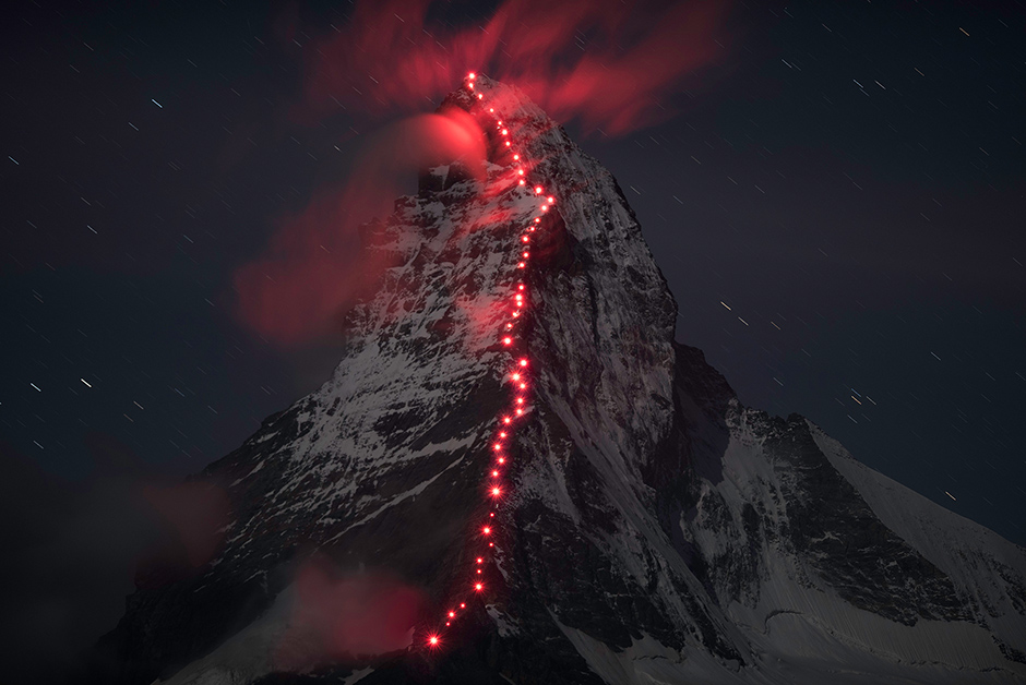 HANDOUT - In Vorbereitung auf die Jubilaeumsfeierlichkeiten zu 150 Jahren Erstbegehung des Matterhorns, zeichnete der Schweizer Bergsportspezialist Mammut zusammen mit den Zermatter Bergfuehrern in einer Lichterkette die Route ueber den Hoernligrat nach am Mittwoch, 17. September 2014.
(PHOTOPRESS/MAMMUT/ROBERT BOESCH)