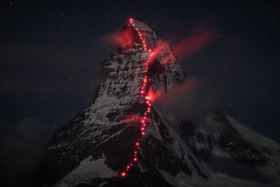 HANDOUT - In Vorbereitung auf die Jubilaeumsfeierlichkeiten zu 150 Jahren Erstbegehung des Matterhorns, zeichnete der Schweizer Bergsportspezialist Mammut zusammen mit den Zermatter Bergfuehrern in einer Lichterkette die Route ueber den Hoernligrat nach am Mittwoch, 17. September 2014. (PHOTOPRESS/MAMMUT/Robert Boesch)