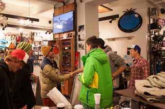 Begrössung des Ski-Gotts Eric Pollard im Blue tomato Shop IBK