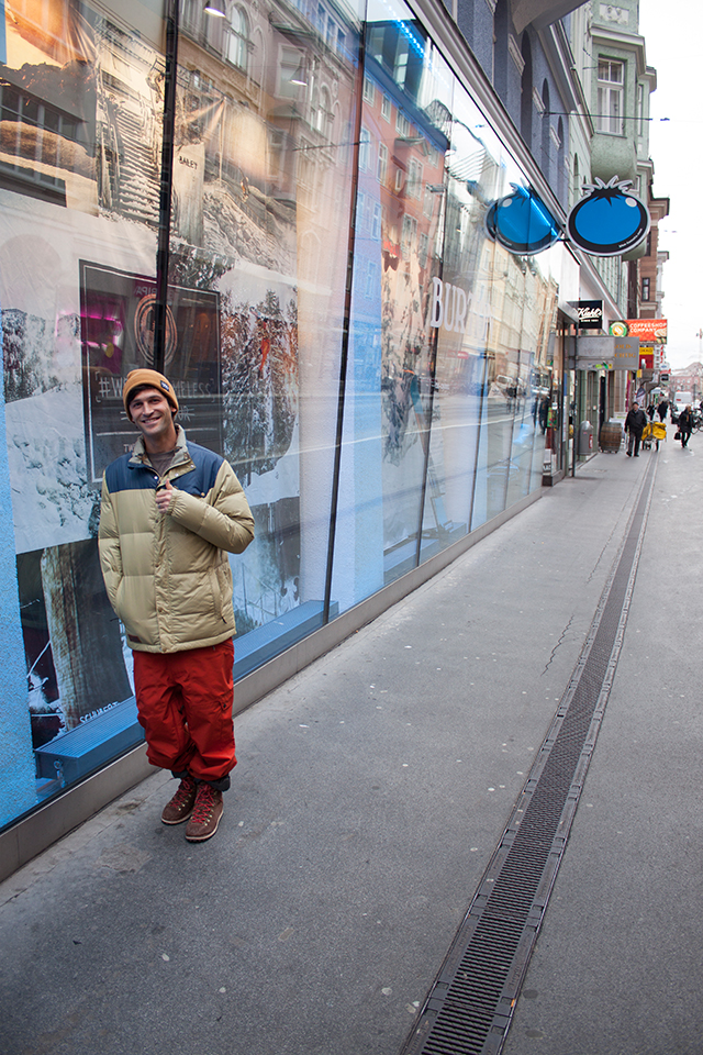 Posing vor dem Blue tomato Shop IBK