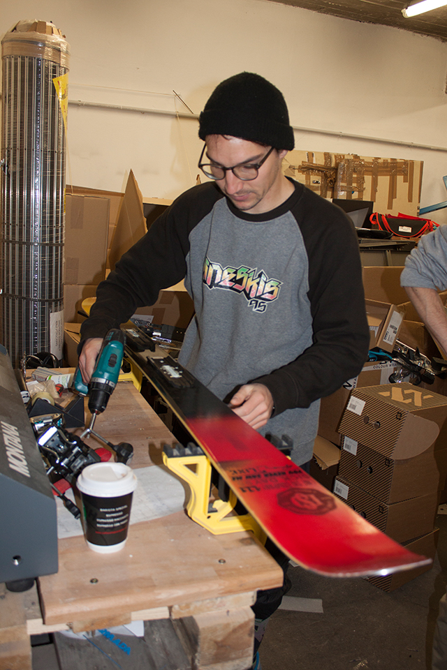 Marian, der Teammanager darf auch mal anpacken. Hands-On-Mentalität wird in Penzberg noch groß geschrieben