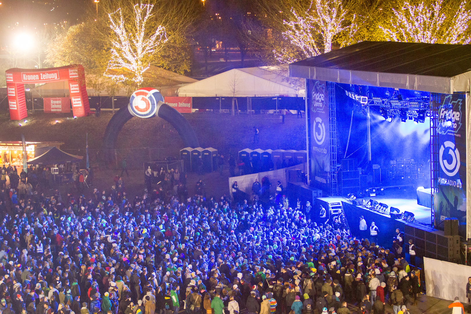Die Partycrowd wartet auf den nächsten Act.