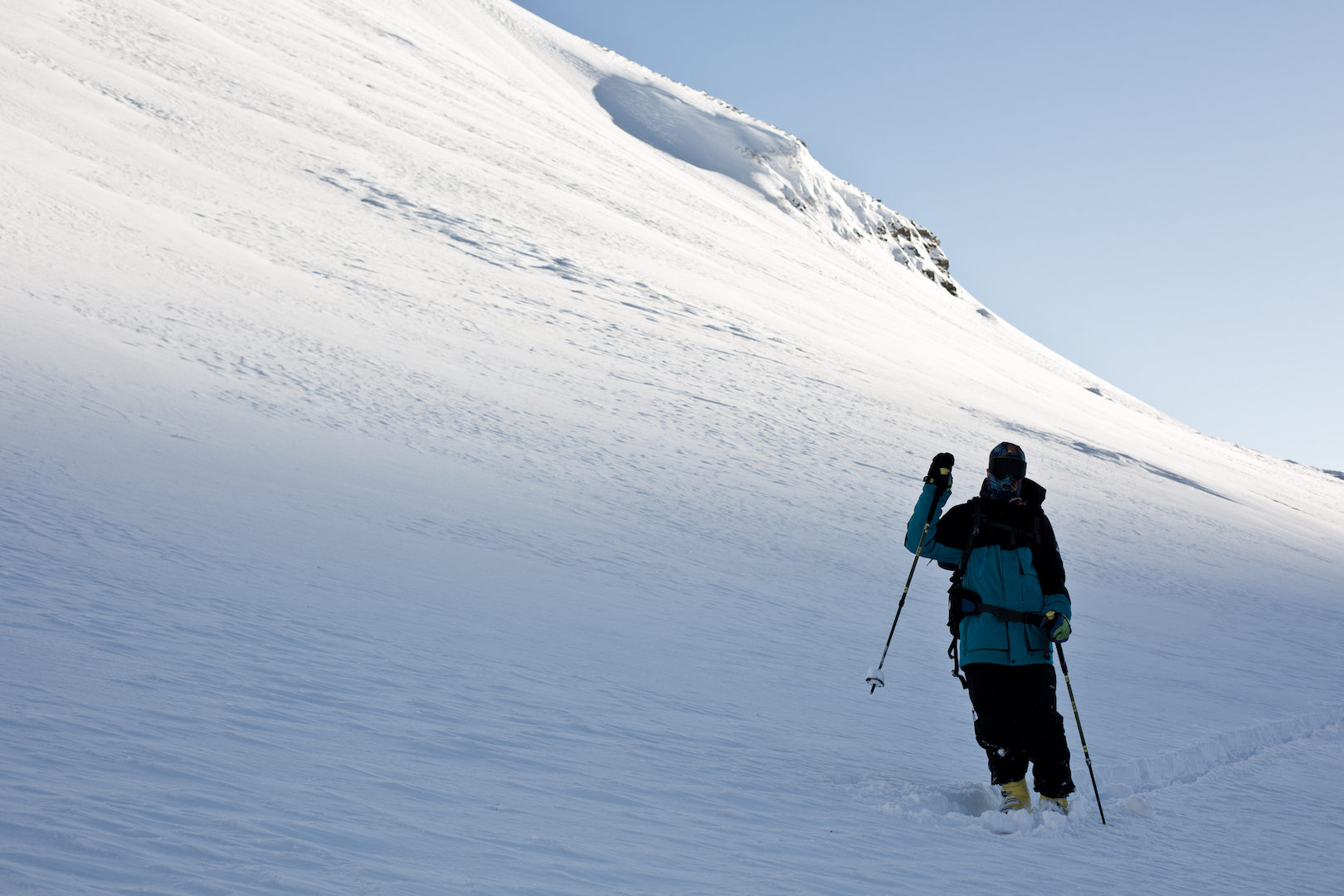 Daniel Loosli trägt Zimsterns Powderkombi. Credit: Julian Fürsinger