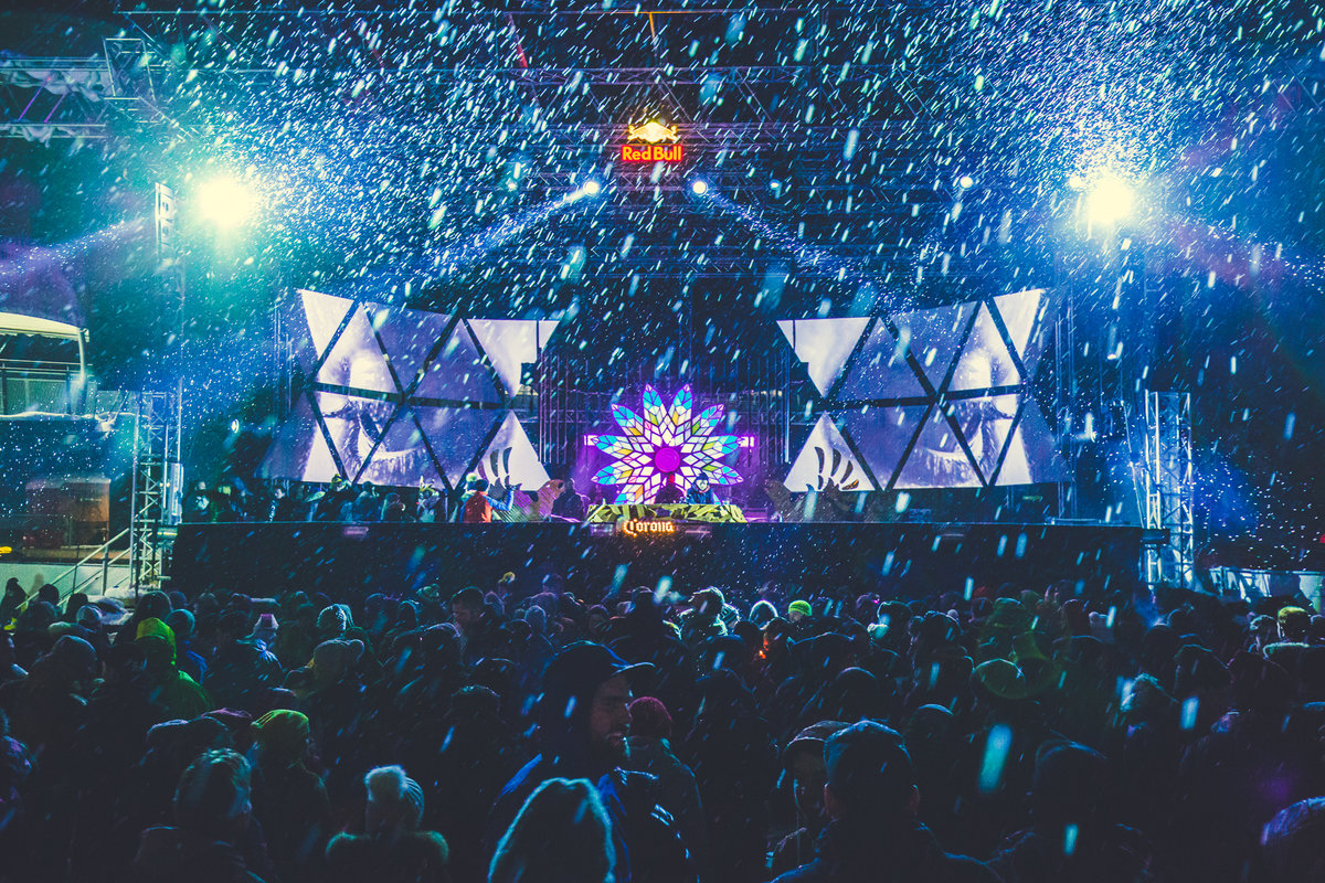 Rave on Snow Party im Skicircus. credit: Tobi Stoffels Neon Photography