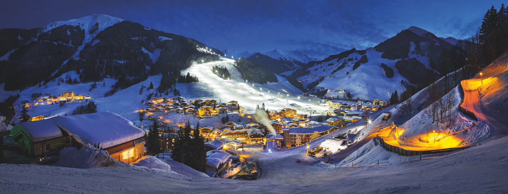 Der Skicircus mit dem Snowpark U-Bahn im Hintergrund bei Nacht.
