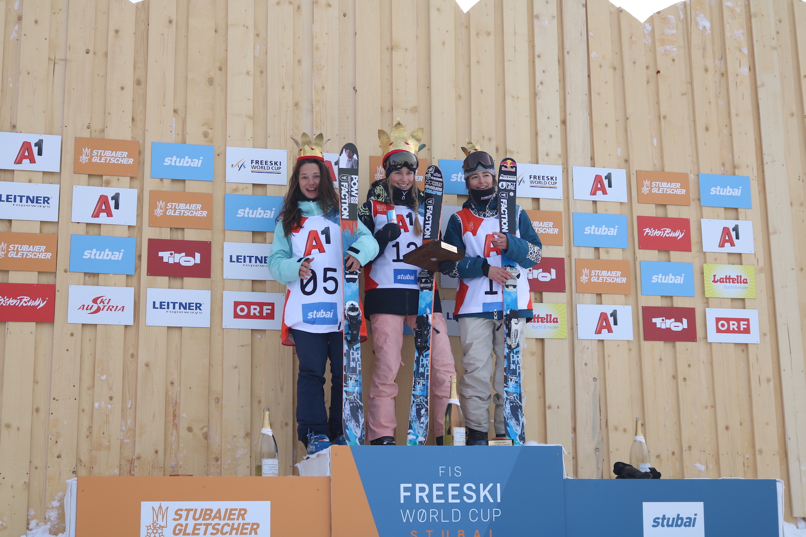 v.l.n.r. Sarah Höfflin, Kelly Sildaru, Mathilde Gremaud