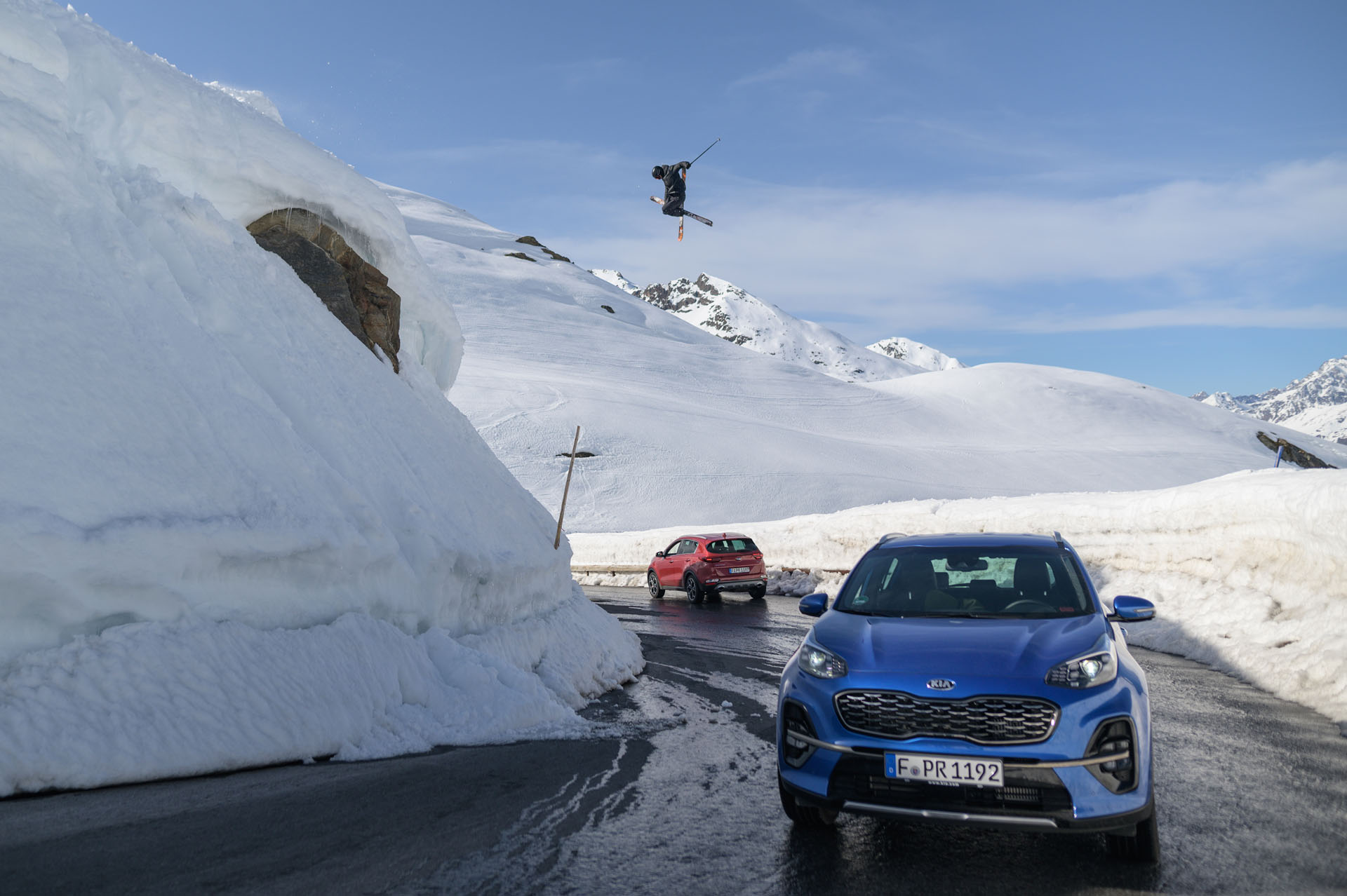 Jakob Gessner über der Straße. credit: Steffen Vollert
