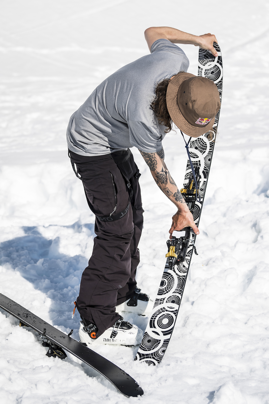 Paddy Gramham testet den Flex eines Völkl Revolt 121 Prototypen. credit: Marker Dalbello Völkl