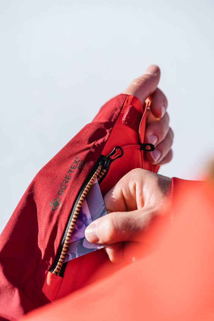 ...sowohl als auch eine Tasche am Ärmel für die Liftkarte.