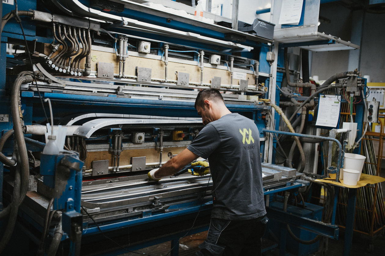 Die letzten Vorbereitungen bevor die Ski in der Presse landen. credit: MDV Sports