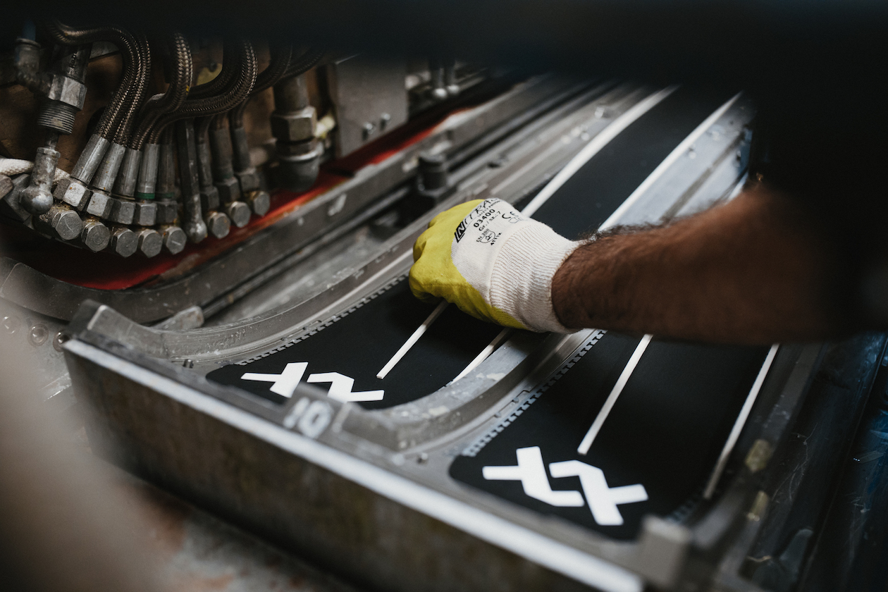 Die Verleimung der Ski. credit: Dario Suppan Photography