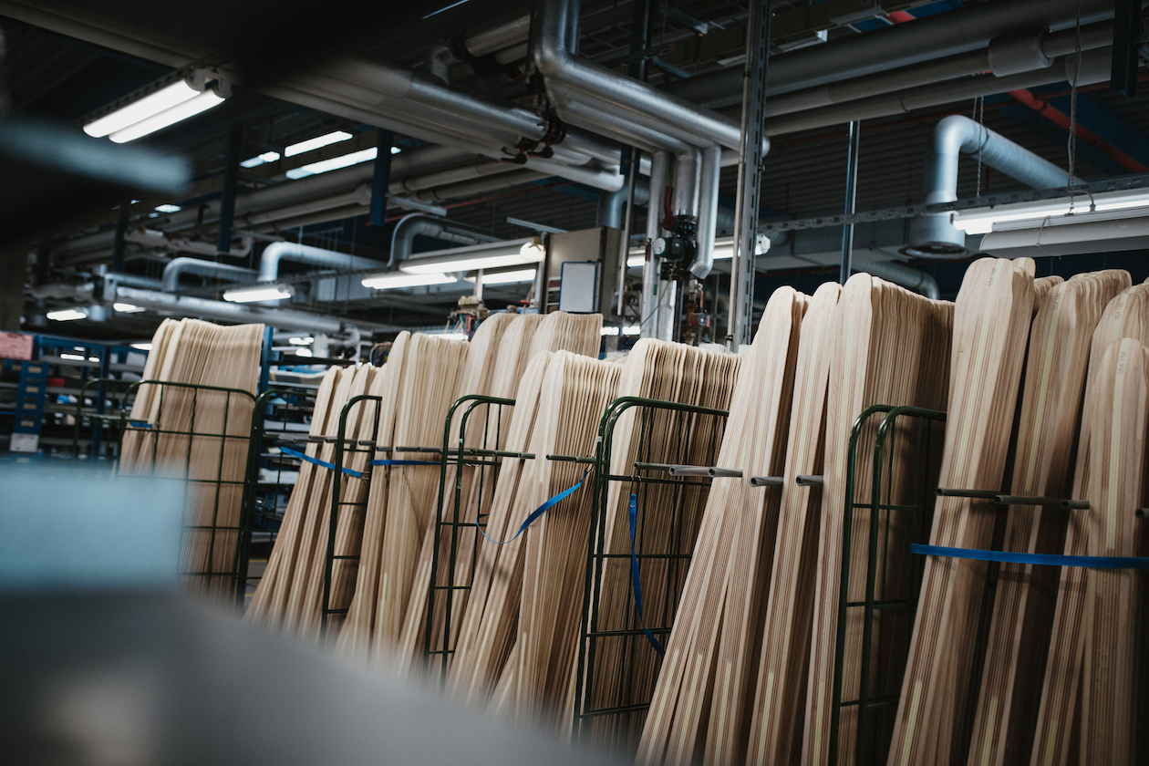Aus diesen Holzlatten werden Ski gebaut. credit: Dario Suppan Photography
