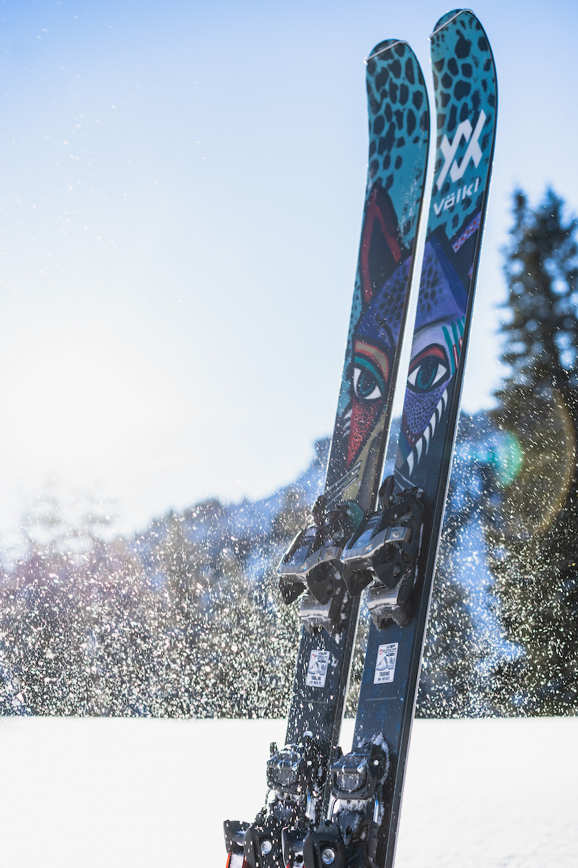 Ein Skitouren-Setup bestehend aus dem Völkl Revolt 104 und der Marker Duke PT 12.