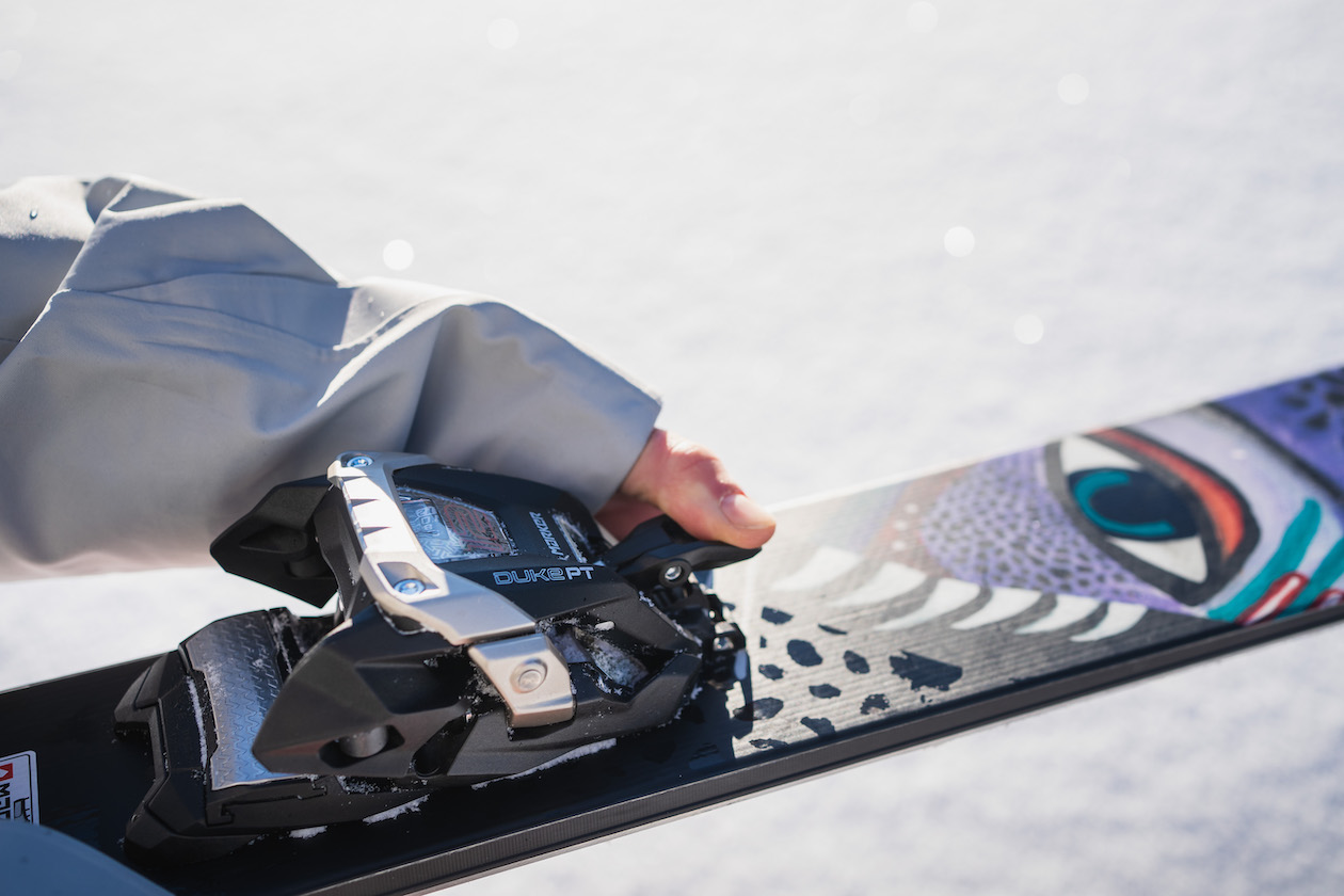 Das Pinsystem der Marker Duke PT wird durch Druck auf die Nase freigelegt.