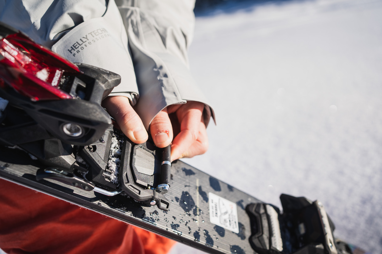 Während dem Aufstieg einer Skitour werden die Stopper arretiert, damit sie nicht im Schnee "schleifen" und bremsen.