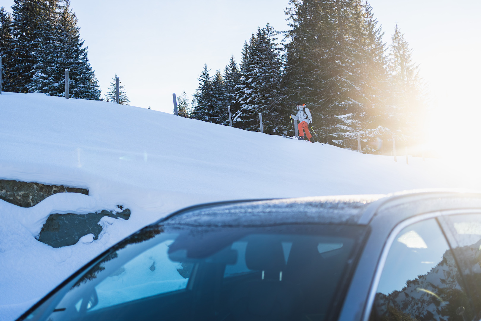 Skitouren gehen oder auch Skitouring genannt ist eine gute Alternative zum alpinen Skifahren.