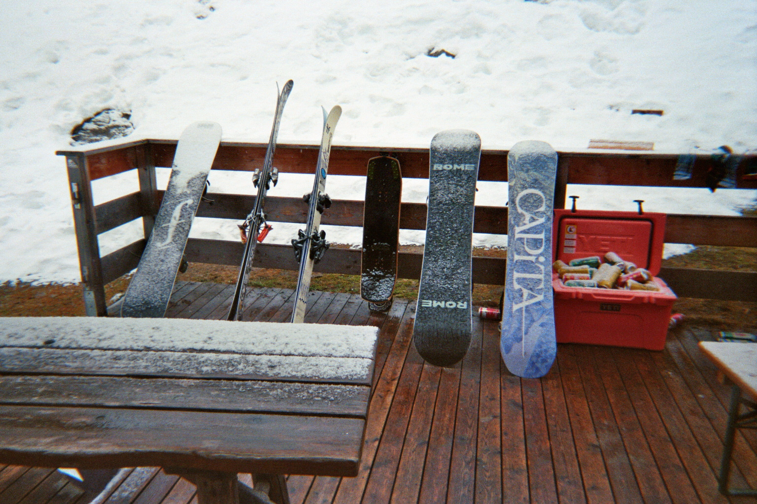 Die erhofften Sunset-Shoots sind leider ins Wasser gefallen – dunkle Regenwolken haben uns einen Strich durch die Rechnung gemacht. Aber die Stimmung blieb top, und beim letzten Run haben alle noch mal alles rausgehauen, vor allem am „Vulkan“-Feature. Danach: Sauna, Dinner, Feiern. Am letzten Morgen hieß es dann: Hütte klar machen, Rucksäcke packen und mit Sack und Pack über die letzten Schneereste zurück ins Tal. Ein perfekter Saisonabschluss, wie er im Bilderbuch steht. Den Blue Tomato Team Gathering Edit findet ihr hier! ENJOY