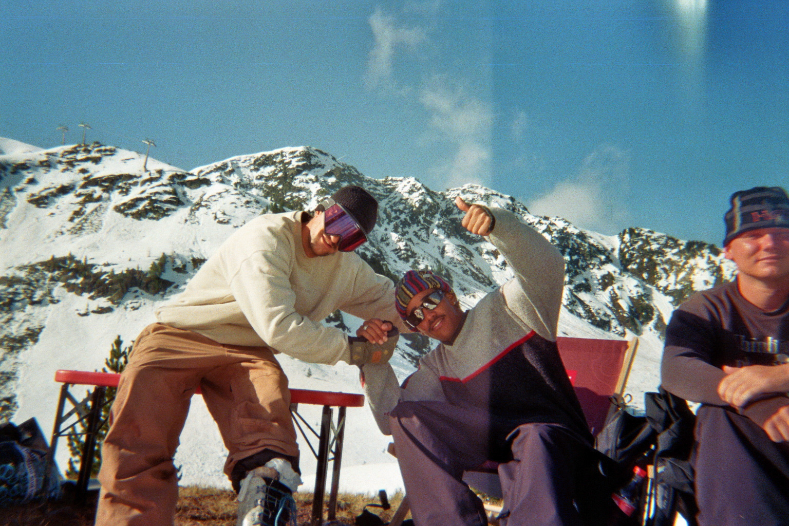 Die erhofften Sunset-Shoots sind leider ins Wasser gefallen – dunkle Regenwolken haben uns einen Strich durch die Rechnung gemacht. Aber die Stimmung blieb top, und beim letzten Run haben alle noch mal alles rausgehauen, vor allem am „Vulkan“-Feature. Danach: Sauna, Dinner, Feiern. Am letzten Morgen hieß es dann: Hütte klar machen, Rucksäcke packen und mit Sack und Pack über die letzten Schneereste zurück ins Tal. Ein perfekter Saisonabschluss, wie er im Bilderbuch steht. Den Blue Tomato Team Gathering Edit findet ihr hier! ENJOY