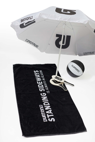 Gewinne ein Strand Set von Burton mit Sonnenschirm, Beach Tennis, Wasserball und Badetuch.
