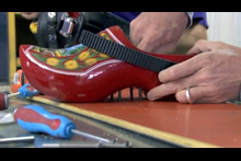 Die Jungs von Signal Snowboards schrauben statt Bindungen Clogs auf ihr Holland-Snowboard