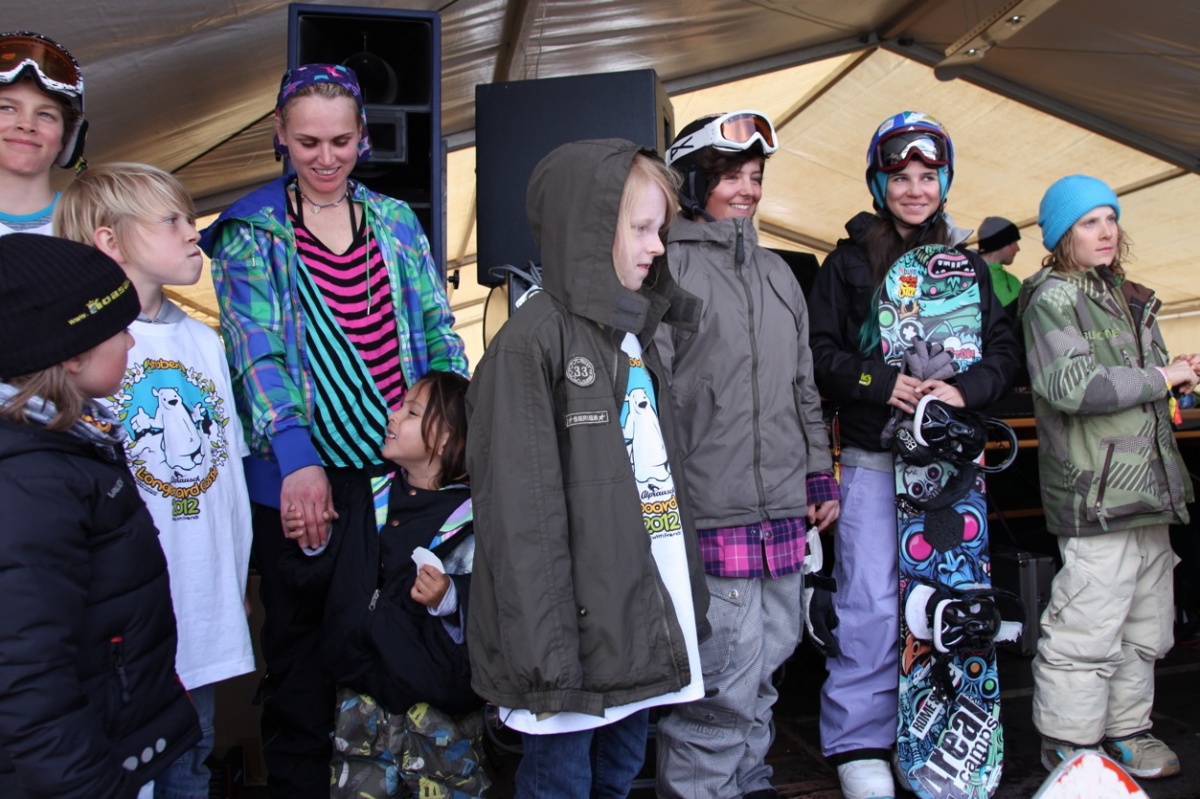 th_93218ea6e94bc41d5f368669690bb3c0_LBC-2012_17_pricegiving-kids