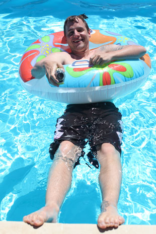 Die Schweizer lassens gemütlich angehen. Mat Bumann im Pool.