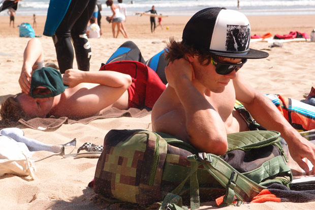 Anstatt sich dem Surfen zu widmen liest Thomas lieber Klatschmagazine.