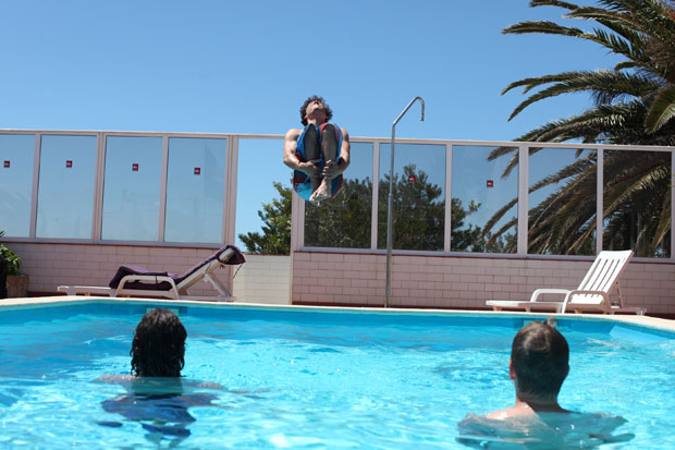 Arschbombe deluxe! Silvano Zeiter kurz vorm Aufschlag.