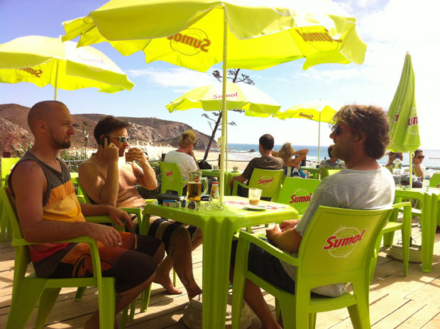 Während die sich die Jugend im Wasser austobt trinken die Herren Kaffee.