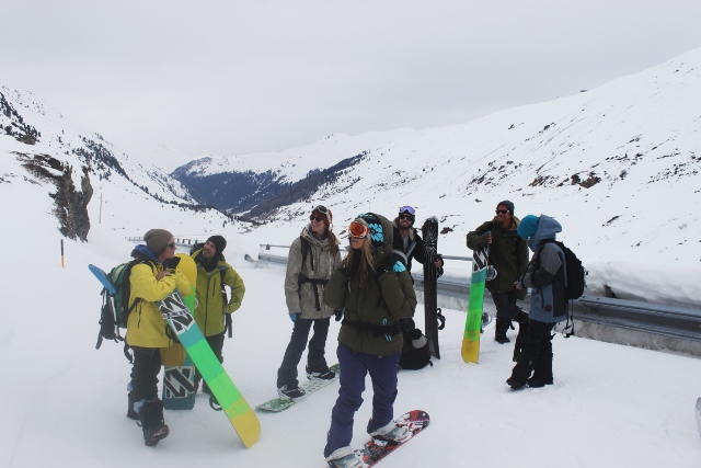 Auf der Passtraße traf die Girls Crew auf Alex Papis und seine Rider. Von links nach rechts: Stani, CK, Connie Bleicher, Eleonora Raggis, Alex Papis, Simon Pircher, Julia Baumgartner