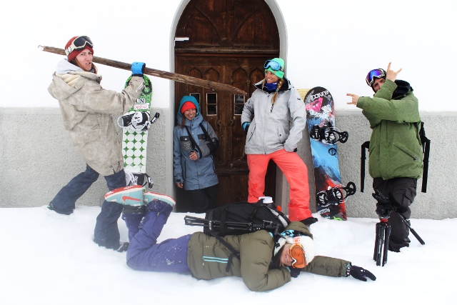 Die Girls Crew: Connie Bleicher, Julia Baumgartner, Aline Bock, Balin Hambalko (Filmer) und liegend Eleonora Raggis (Fotografin)