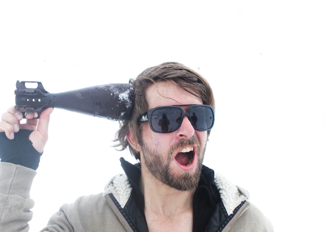 Fotograf Alex Papis mit einer Granate, die in der Nähe des Step-Downs halb vergraben lag.