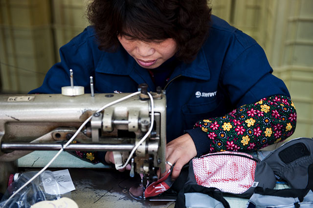 Dabei wird grob zusammengefasst zunächst eine Isolationsschicht vernäht, dann der Aussenhandschuh zusammengesetzt und zum Schluss eine wasserfeste Membran an den Aussenhandschuh fixiert. Das Zusammennähen des Innenhandschuhs erfolgt simultan auf der anderen Seite des Tisches.