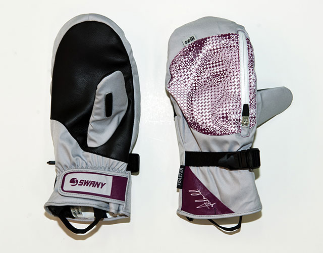 Zum Abschluss werden dann noch kleinere Dinge wie Waschhinweise oder das Seili-Label an den Handschuh genäht (08), bevor der Handschuh verpackt und in die ganze Welt verschifft wird.